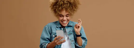 Chica con cara de felicidad comprobando su suerte en la lotería
